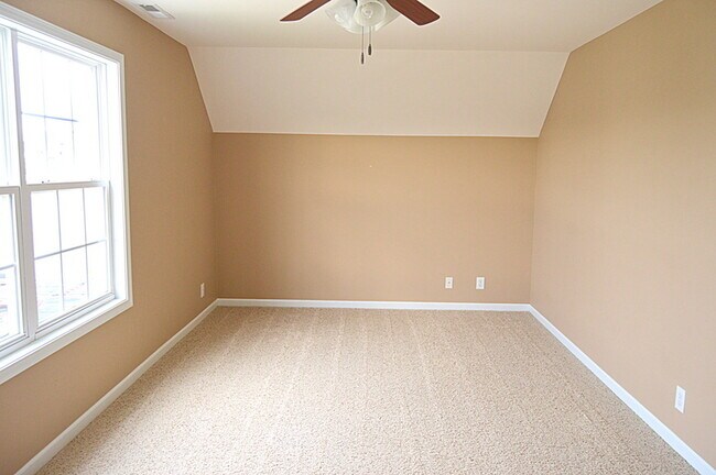 Building Photo - Three Bedroom with Bonus Room in Arbour Green South!