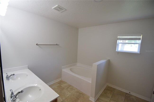 Building Photo - 241 Pine Shadow Ln