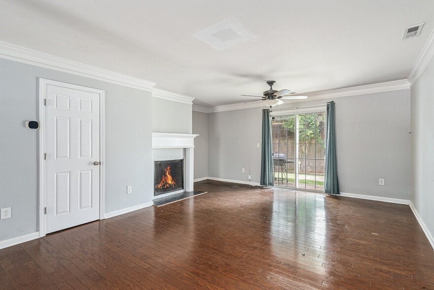 Building Photo - 703 Crestwell Cir SW