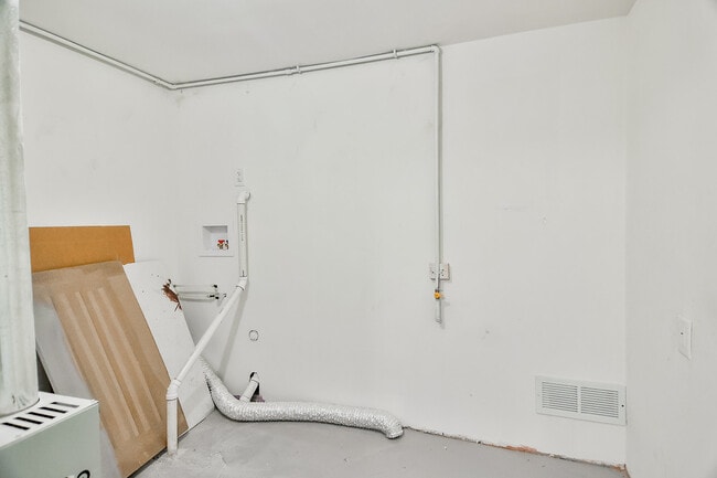 Building Photo - 402 Marquette Rd