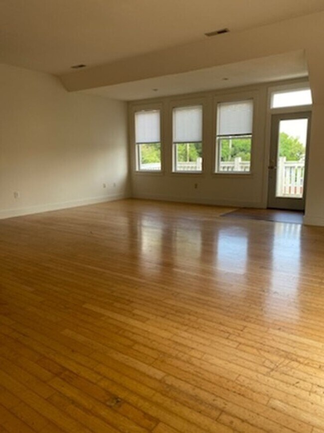 Building Photo - 1117 N College Ave