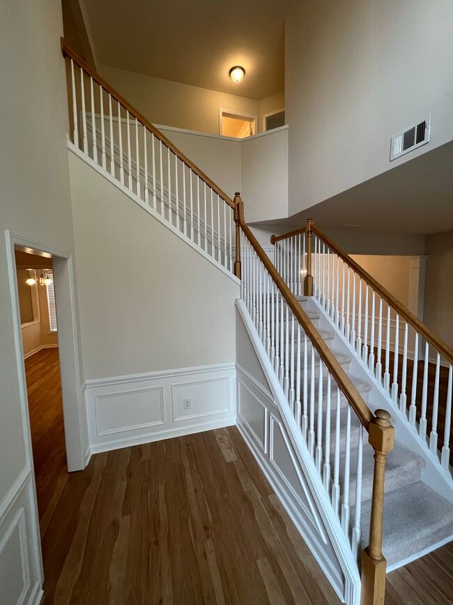 Building Photo - 4 bed, 2.5 bath w/ 2 car garage close to p...