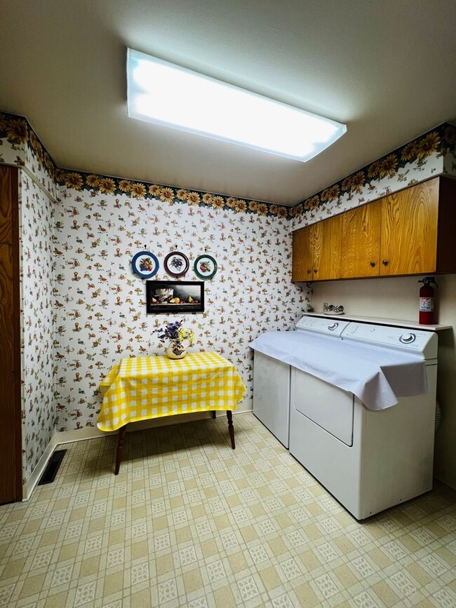 Building Photo - Fully Furnished home- perfect for traveling medical professionals!