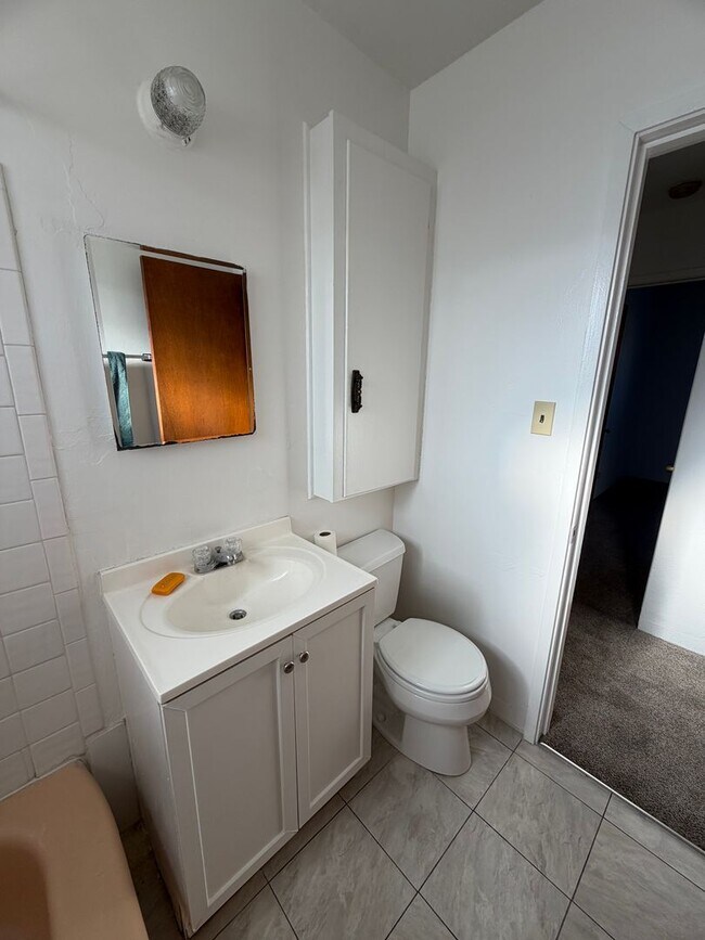 Building Photo - 3 Bedroom Home w/Large Backyard