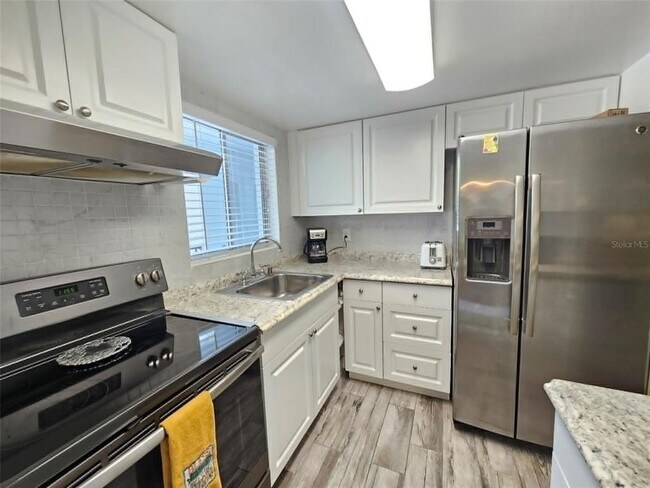 Building Photo - 2028 Canal Dr