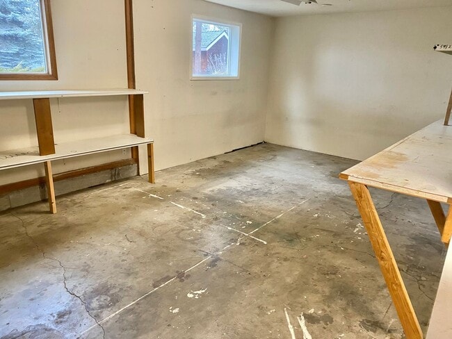 Building Photo - 2816 NE Lapoint Ct