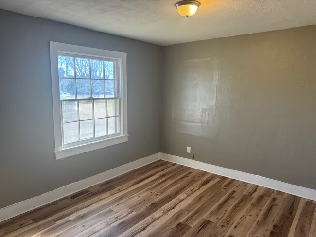 Building Photo - 1533 N Sunrise Dr