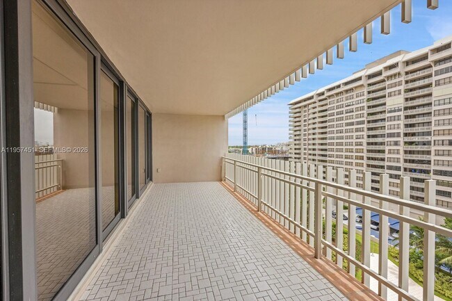 Building Photo - 2 Grove Isle Dr