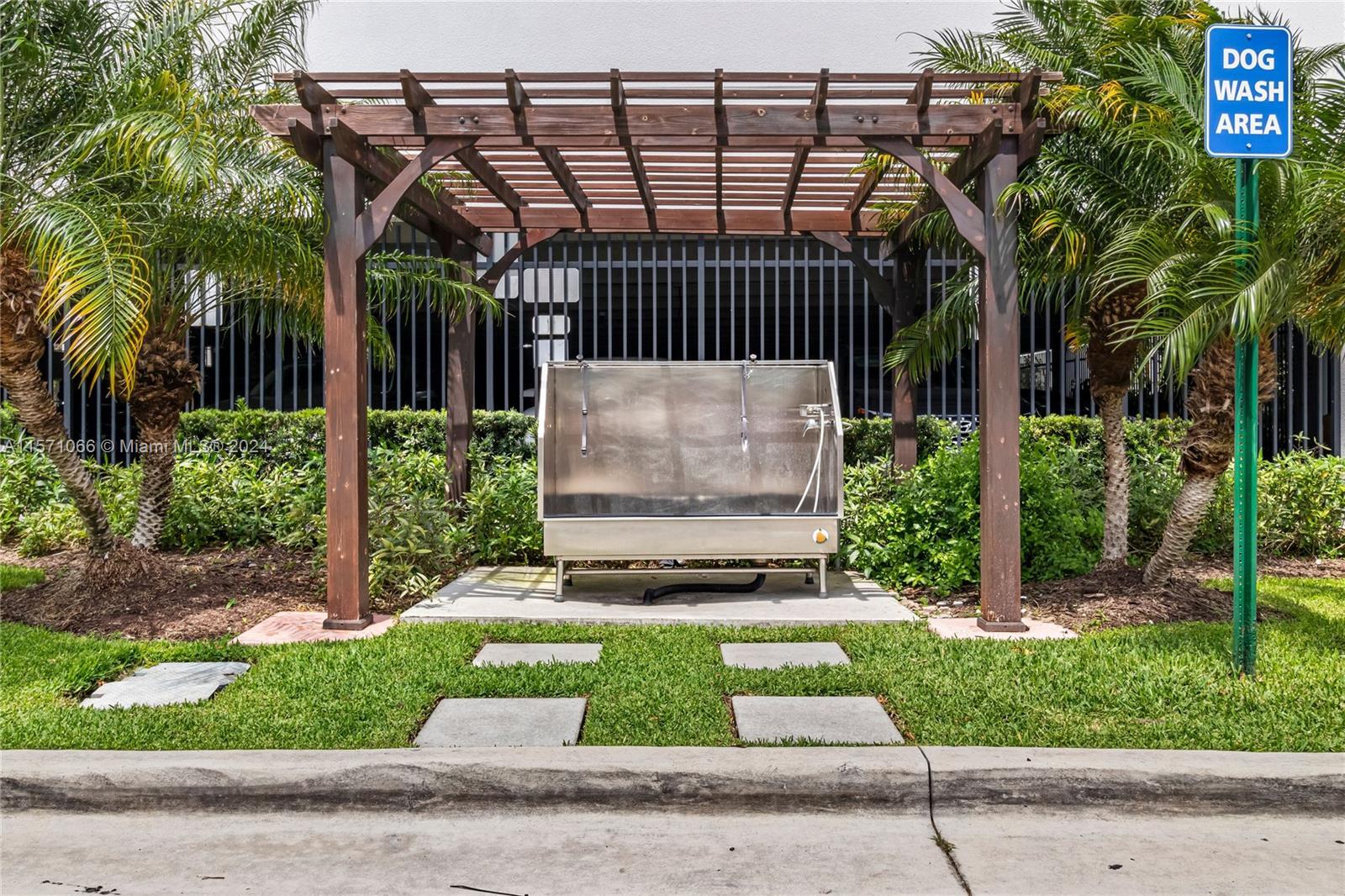 Building Photo - 14951 Royal Oaks Ln