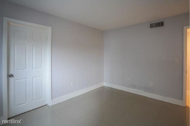 Building Photo - 1986 Biarritz Dr