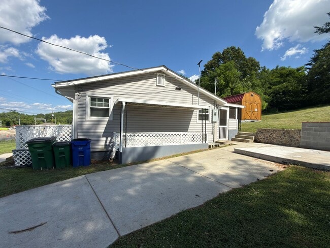 Building Photo - Christiansburg, 3 BR / 1 BA, Available for rent