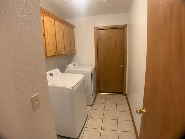 Building Photo - Moore 3 Bed 2 Bath