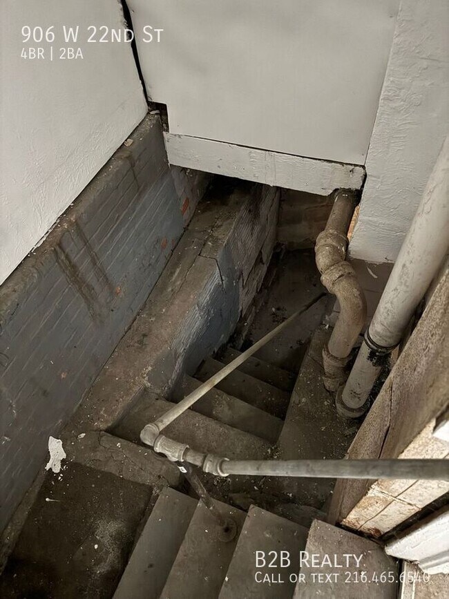 Building Photo - 906 W 22nd St