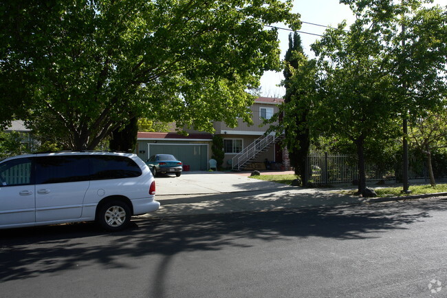 Primary Photo - 1105 & 1107 Hilton St