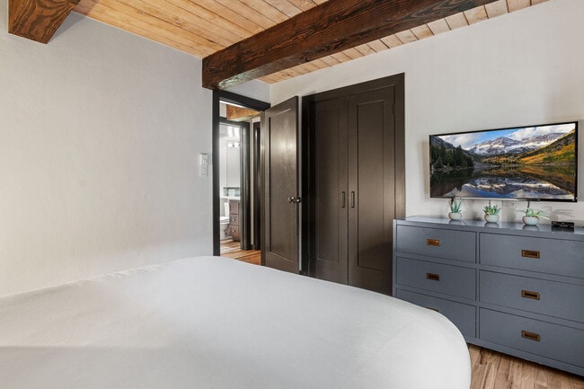 Building Photo - 1039 E Cooper Ave