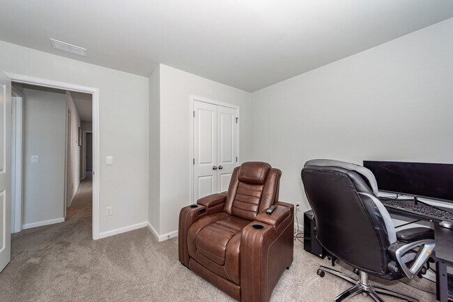 Building Photo - 3 Bedroom, 2.5 Bathroom Townhome in Caroli...