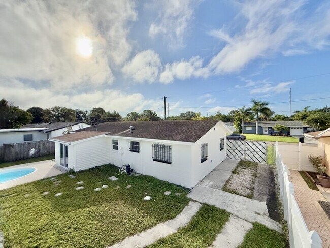 Building Photo - 641 72nd Ave N