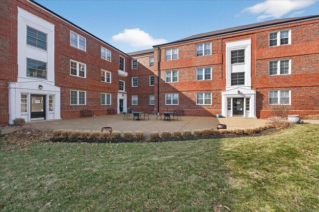 Building Photo - 923 S Hanley Rd