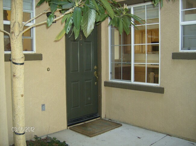 Building Photo - Spacious Three Bedroom Townhouse with Atta...