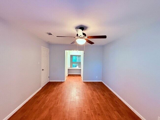 Building Photo - Beaver Trail (914)