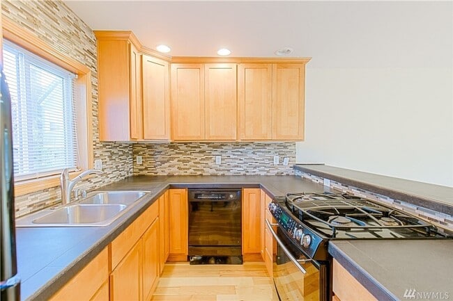 Building Photo - Charming 3-Story townhome located near Hig...