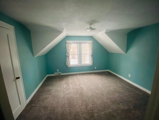 Building Photo - 2015 Cottage Ave E