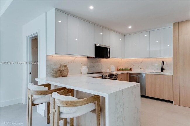 Building Photo - 1120 NE 86th St