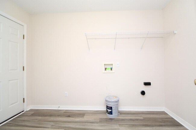 Building Photo - 643 Downhaul Dr