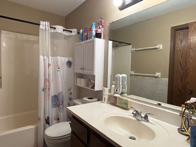 Building Photo - Awesome 2 BR/1 BA Condo in a Great St. Pau...