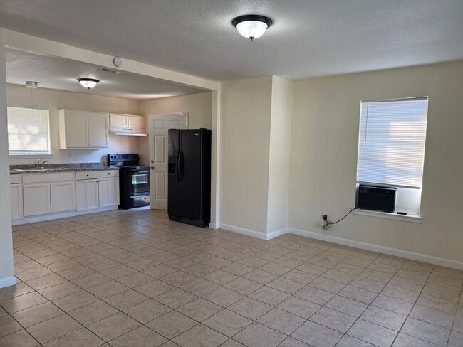 Building Photo - 410 Dorie St