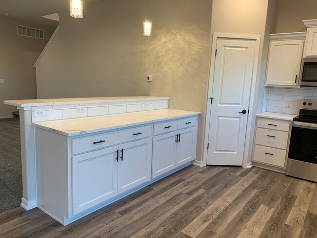 Building Photo - Spacious 2-Story with 3 bedrooms/2.5 bathrooms off N 27th and I-80