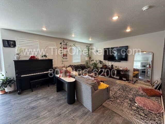 Building Photo - NO DEPOSIT option available for qualified ...