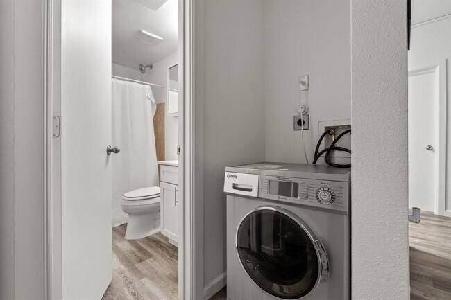 Building Photo - 911 W 22nd St