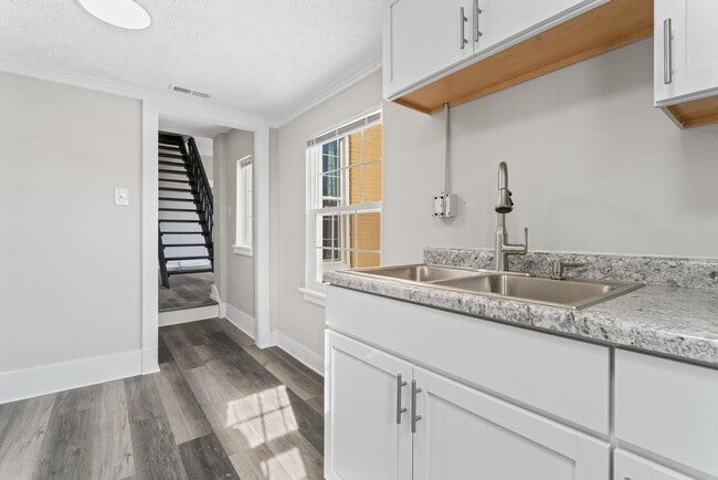 Building Photo - 621 E Main St