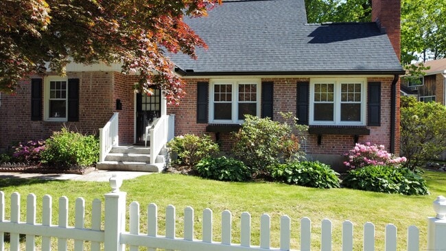 Building Photo - 611 Woodside Ave