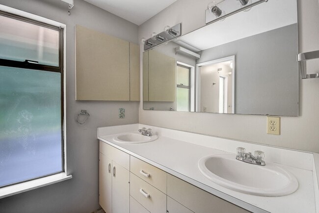 Building Photo - 3bd/2.5ba Bellevue Home