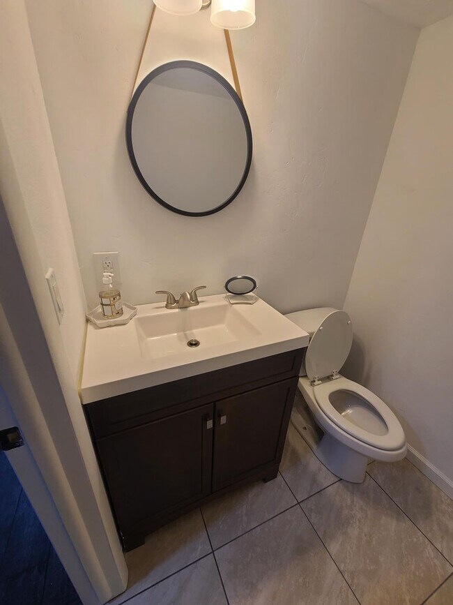 Building Photo - 17th St 6 Plex