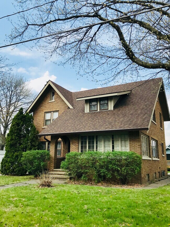 Building Photo - 1117 12th Ave