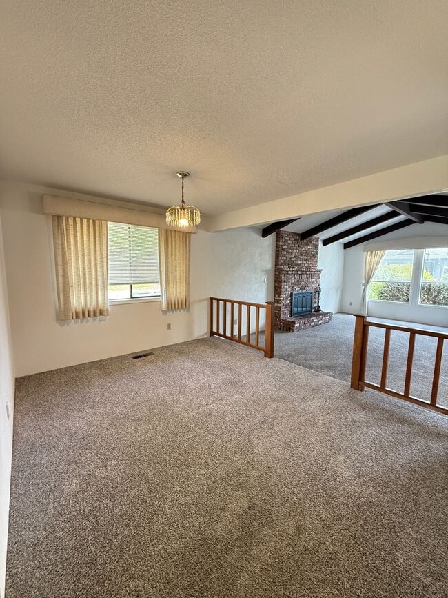 Building Photo - Charming 3 bed 2 bath home in SE Medford!