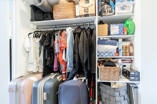 Building Photo - Sunlit 1BR Apartment with a Versatile Second Room at Claridge House