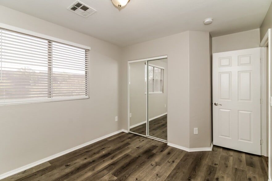 Building Photo - 2042 S 87th St