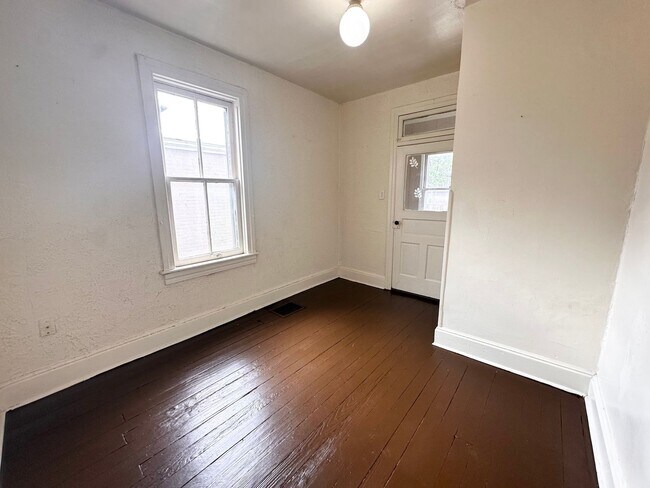 Building Photo - 4 Bedroom 1 Bathroom w/Garage in York City!