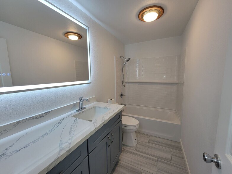 Building Photo - Remodeled Condo Near Microsoft