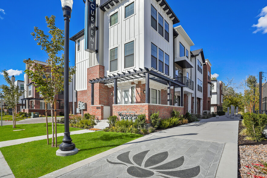 Building Photo - Current Townhomes