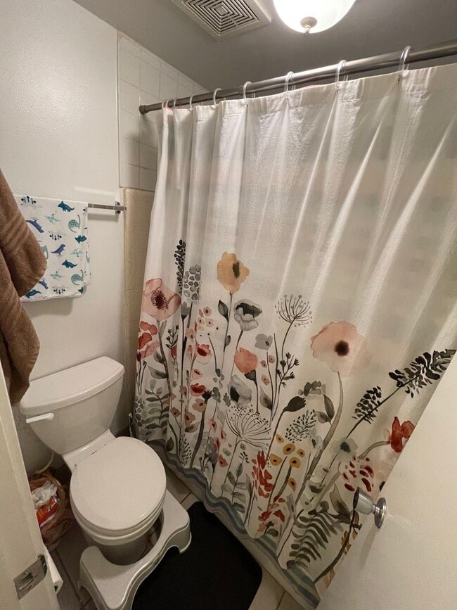 Building Photo - Spacious Ground Level 2 Bedroom 1 Bath