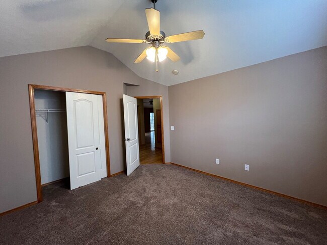 Building Photo - 3BR / 2BA  - with Fenced in backyard