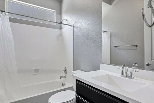Building Photo - Spacious 5 Bedroom Home for Rent in East Mesa