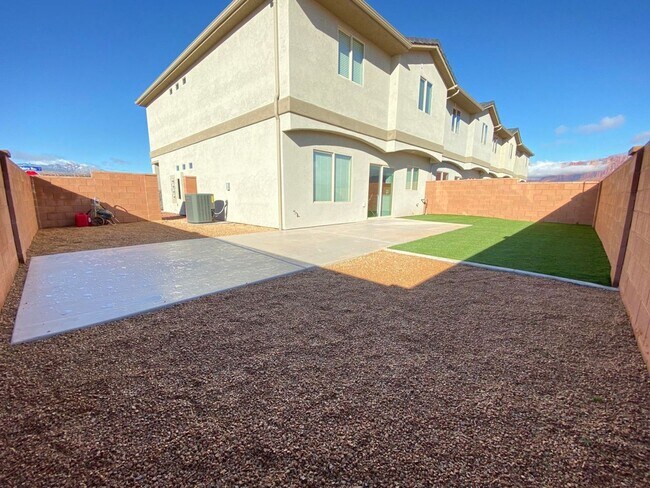Building Photo - 3 Bedroom Townhome. Water, Sewer, and Garbage Included!