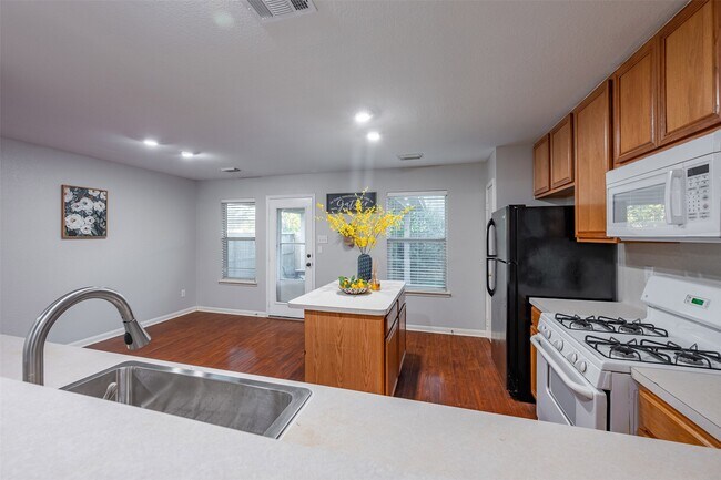 Building Photo - 15823 Kings Cypress Ln