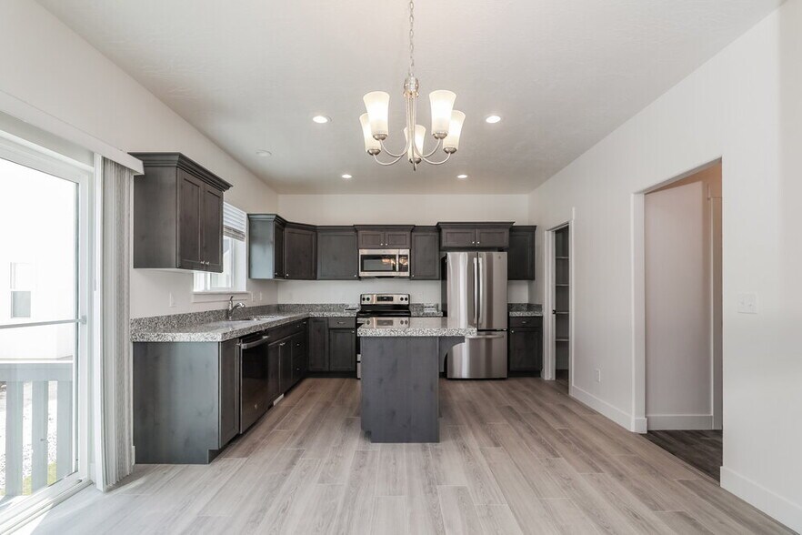 Building Photo - 4762 E Lk Cor Dr